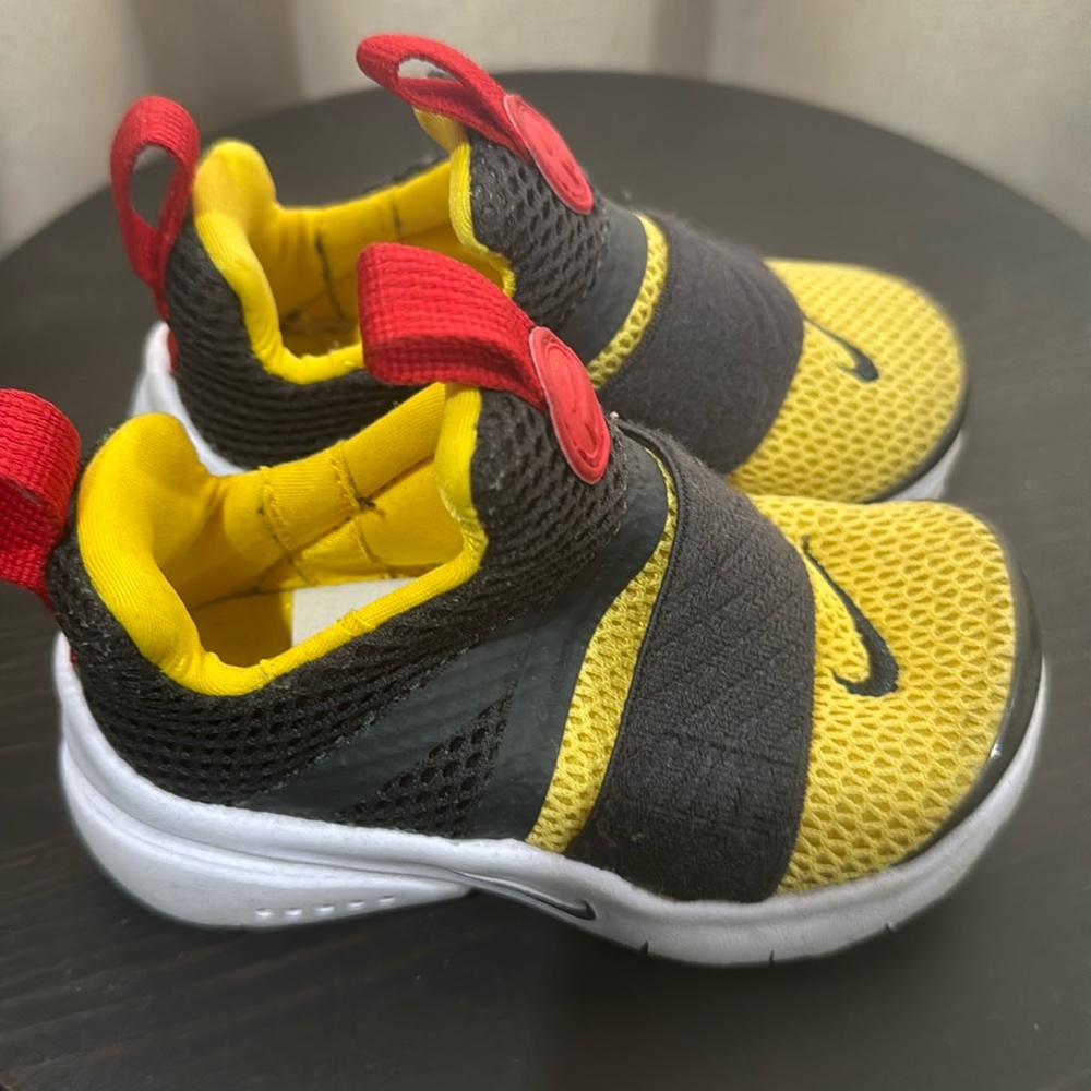 Nike elastic sneakers